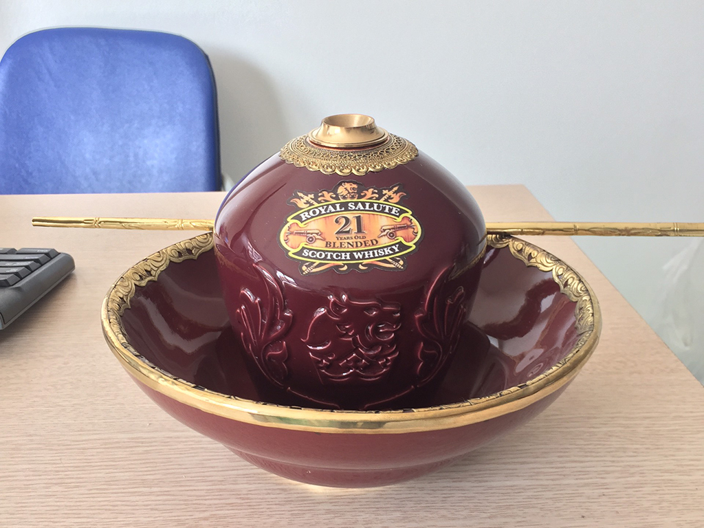 Điếu bát Chivas 21 đỏ Bát Tràng quà tặng độc đáo hút thuốc láo