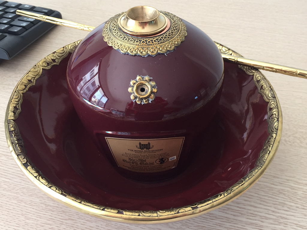 Điếu bát Chivas 21 đỏ Bát Tràng quà tặng độc đáo hút thuốc láo