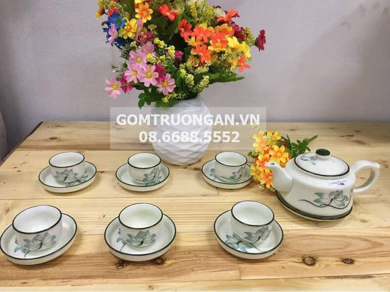 Bộ ấm chén Bát Tràng men kem cao cấp vẽ hoa sen xanh sang trọng