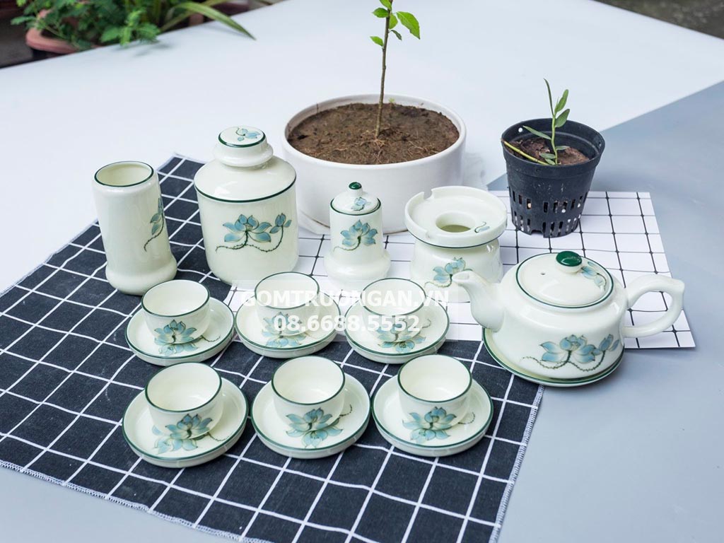 Ấm chén Bát Tràng hoa sen xanh vuông men kem tặng đầy đủ phụ kiện