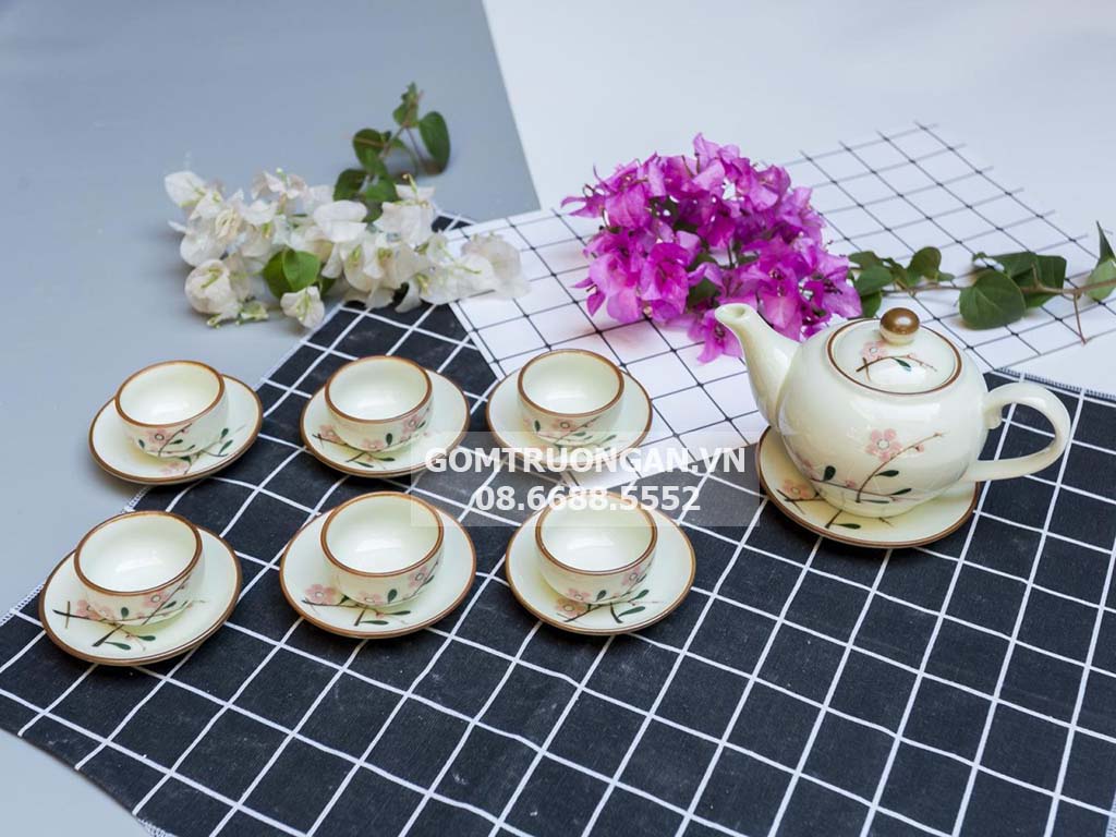 Bộ ấm chén Bát Tràng men kem hoa đào dáng quả hồng tinh tế sang trọng