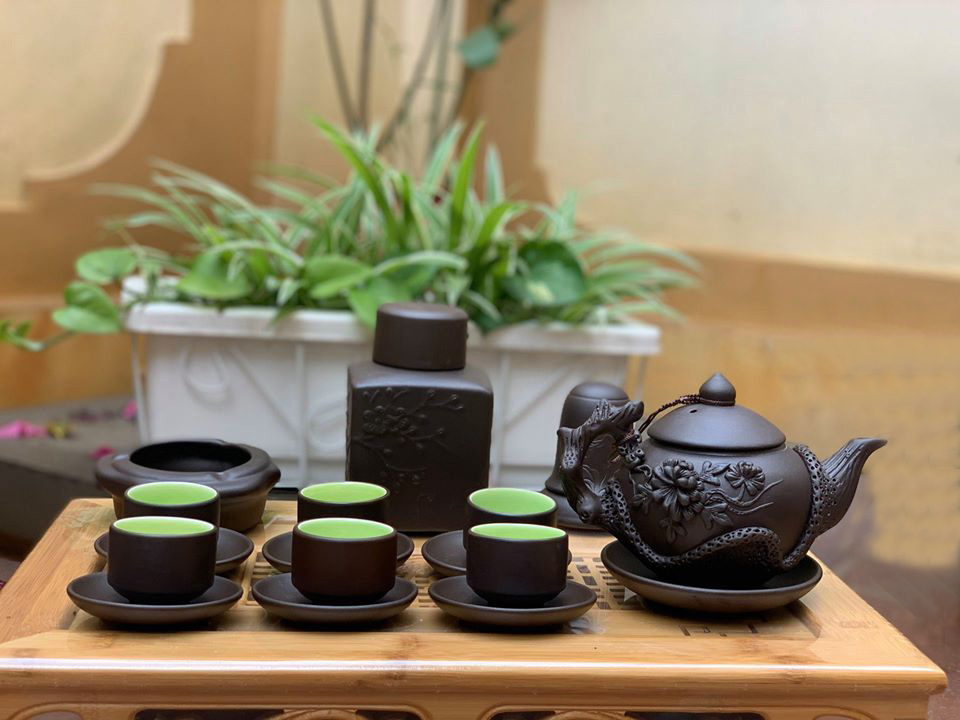 Bộ ấm chén tử sa đen hoa phù dung sang trọng, quà tặng ý nghĩa Bộ ấm chén tử sa đen hoa phù dung sang trọng, quà tặng ý nghĩa
