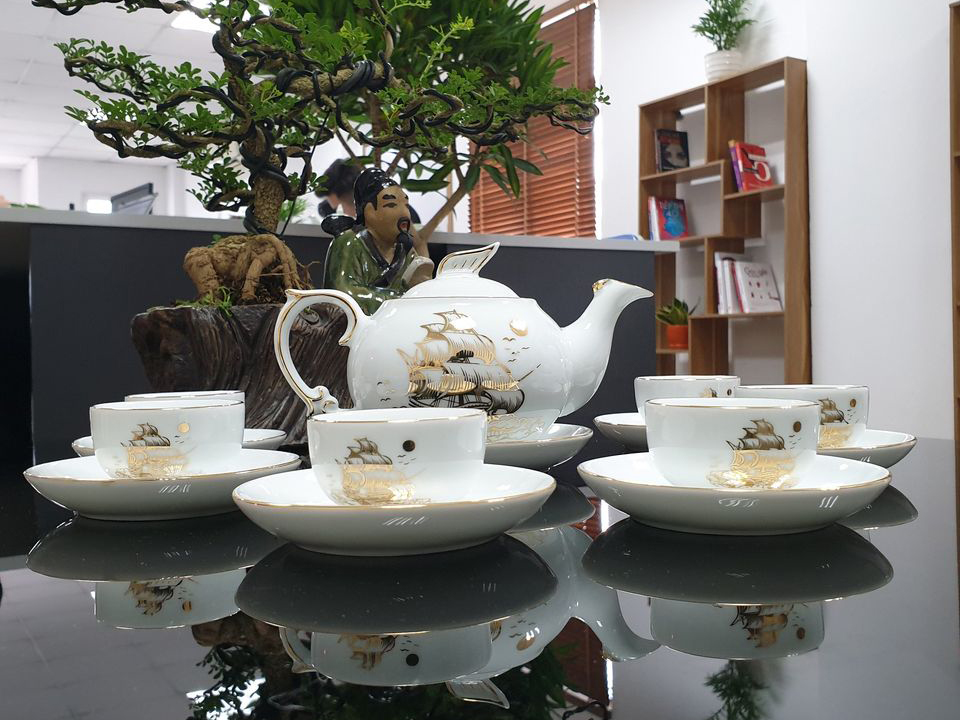 Bộ ấm trà Bát Tràng vàng 18k Thuận Buồm Xuôi Gió sang trọng 