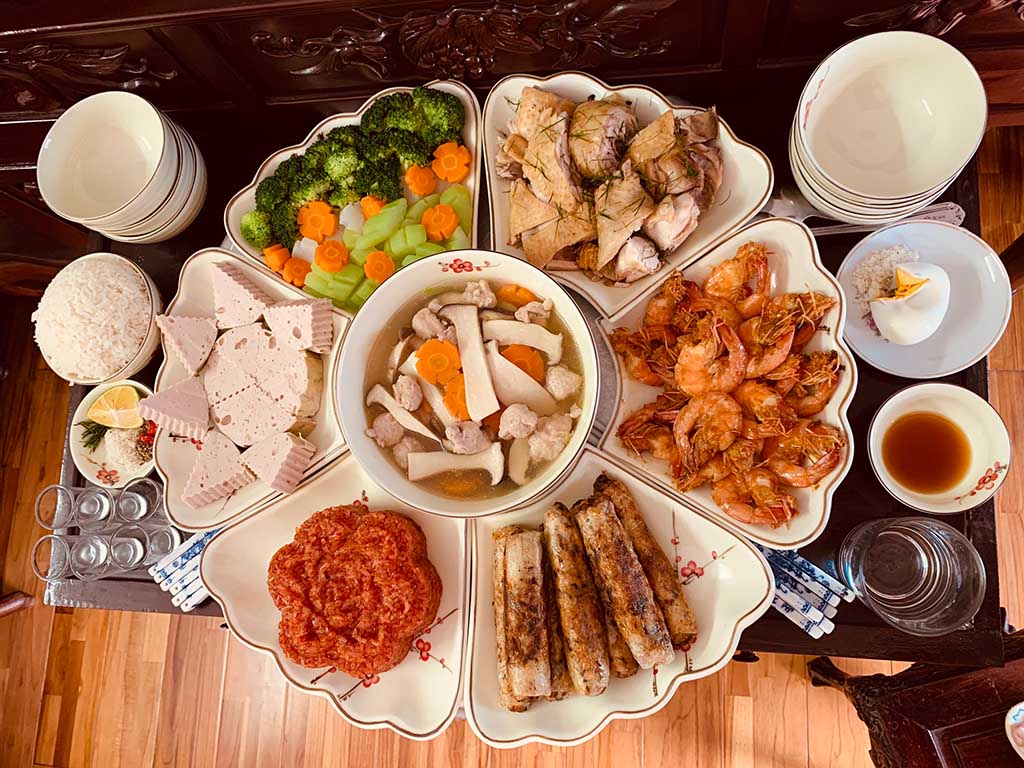 Bộ bát đĩa Bát Tràng sứ hoa đào đỏ bền đẹp tặng định cưỡng Bộ bát đĩa Bát Tràng sứ hoa đào đỏ bền đẹp tặng định cưỡng