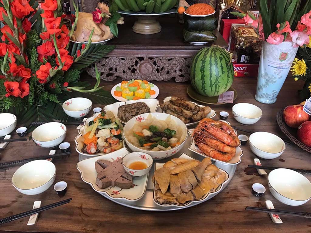 Bộ bát đĩa Bát Tràng sứ hoa đào đỏ bền đẹp tặng định cưỡng Bộ bát đĩa Bát Tràng sứ hoa đào đỏ bền đẹp tặng định cưỡng