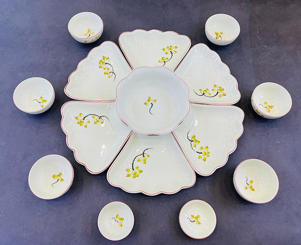 Bộ bát đĩa Bát Tràng Sen Vàng sang trọng An toàn tiện dụng 