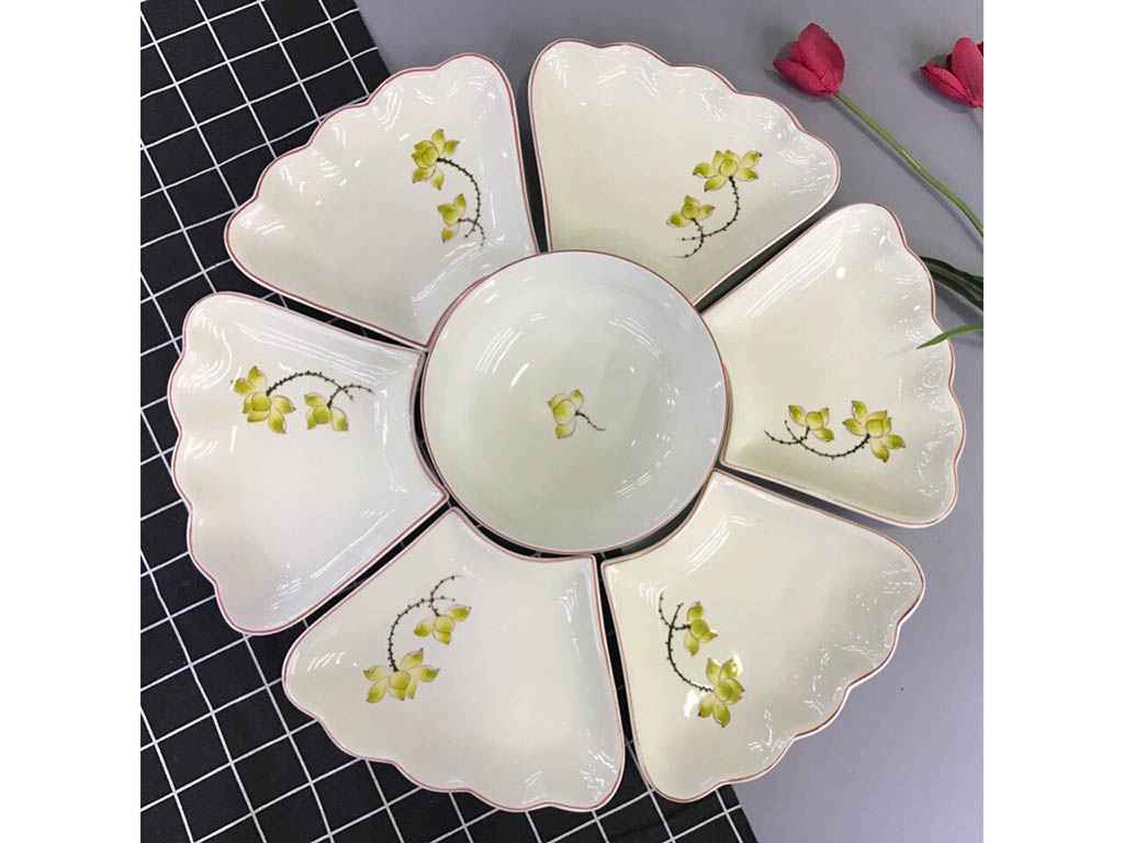 Bộ bát đĩa Bát Tràng Sen Vàng sang trọng An toàn tiện dụng Bộ bát đĩa Bát Tràng Sen Vàng sang trọng An toàn tiện dụng