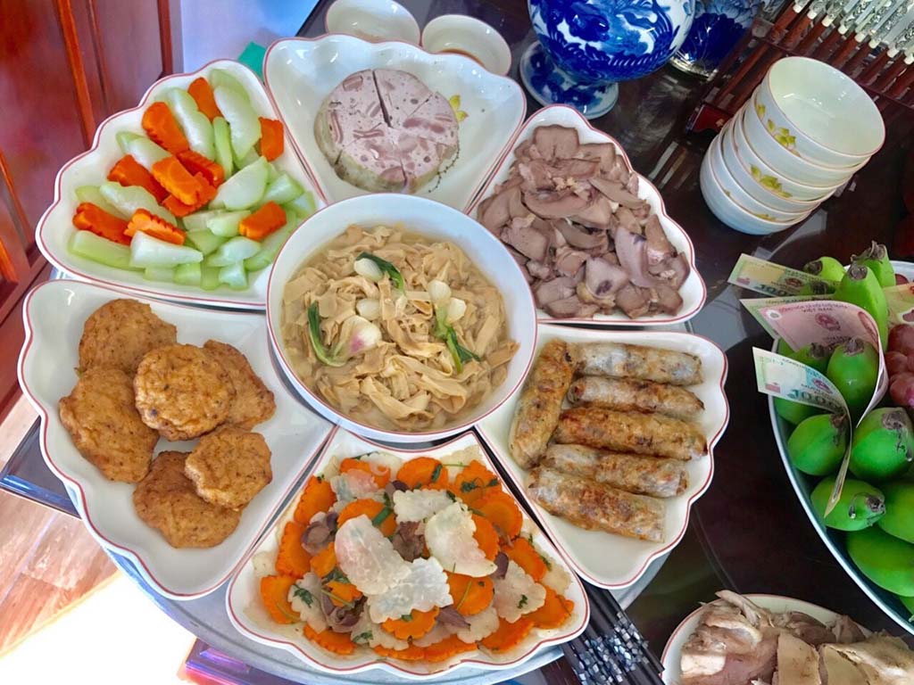 Bộ bát đĩa Bát Tràng Sen Vàng sang trọng An toàn tiện dụng Bộ bát đĩa Bát Tràng Sen Vàng sang trọng An toàn tiện dụng