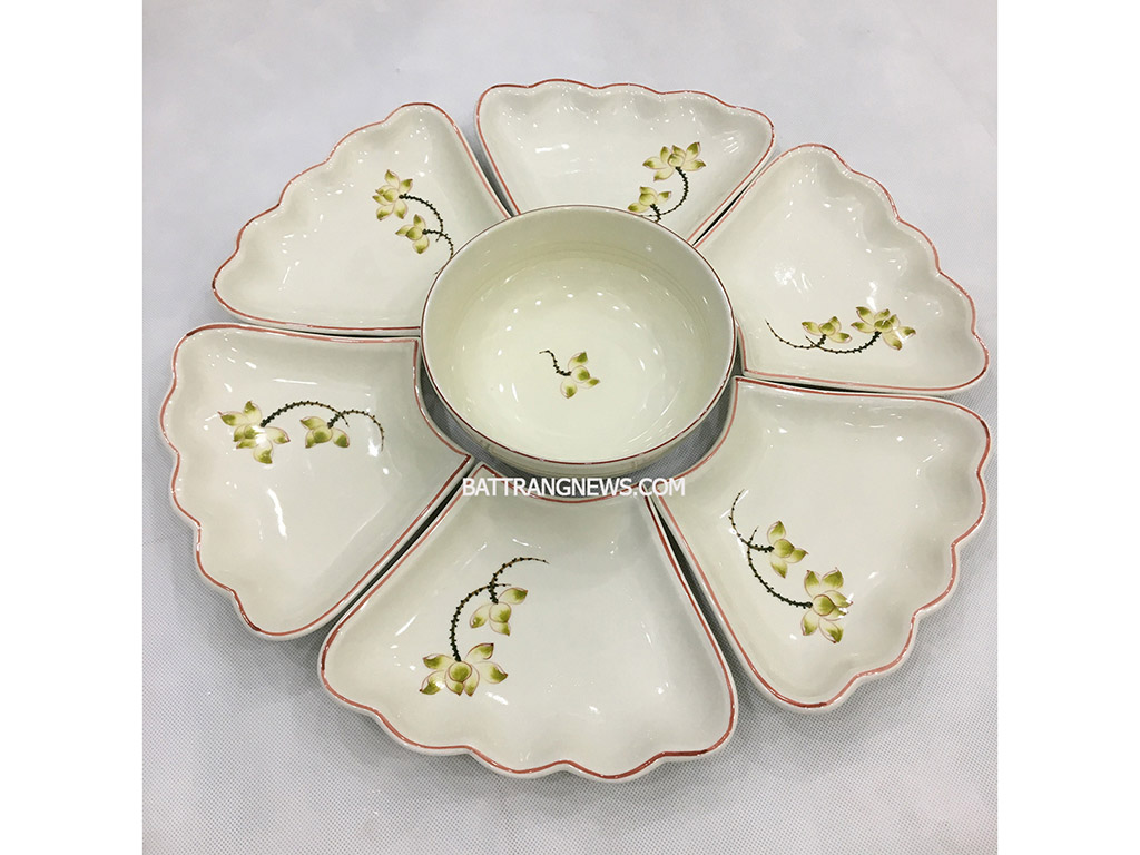 Bộ bát đĩa Bát Tràng Sen Vàng sang trọng An toàn tiện dụng Bộ bát đĩa Bát Tràng Sen Vàng sang trọng An toàn tiện dụng