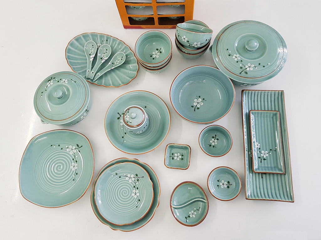 Bộ bát đĩa Bát Tràng 24 món men lam ngọc vẽ hoa Anh Đào sang trọng tiện dụng Bộ bát đĩa Bát Tràng 24 món men lam ngọc vẽ hoa Anh Đào sang trọng tiện dụng