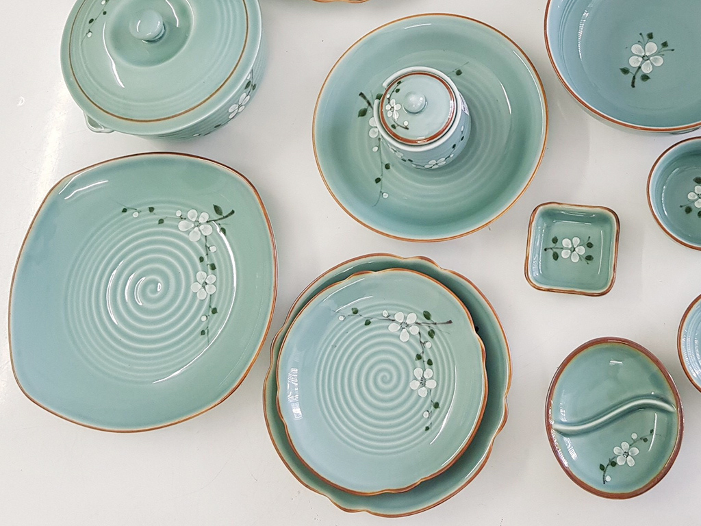 Bộ bát đĩa Bát Tràng 24 món men lam ngọc vẽ hoa Anh Đào sang trọng tiện dụng Bộ bát đĩa Bát Tràng 24 món men lam ngọc vẽ hoa Anh Đào sang trọng tiện dụng