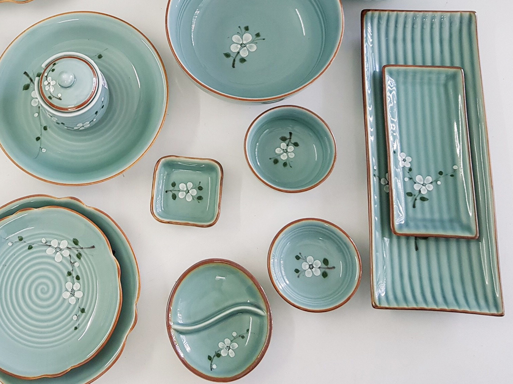 Bộ bát đĩa Bát Tràng 24 món men lam ngọc vẽ hoa Anh Đào sang trọng tiện dụng Bộ bát đĩa Bát Tràng 24 món men lam ngọc vẽ hoa Anh Đào sang trọng tiện dụng