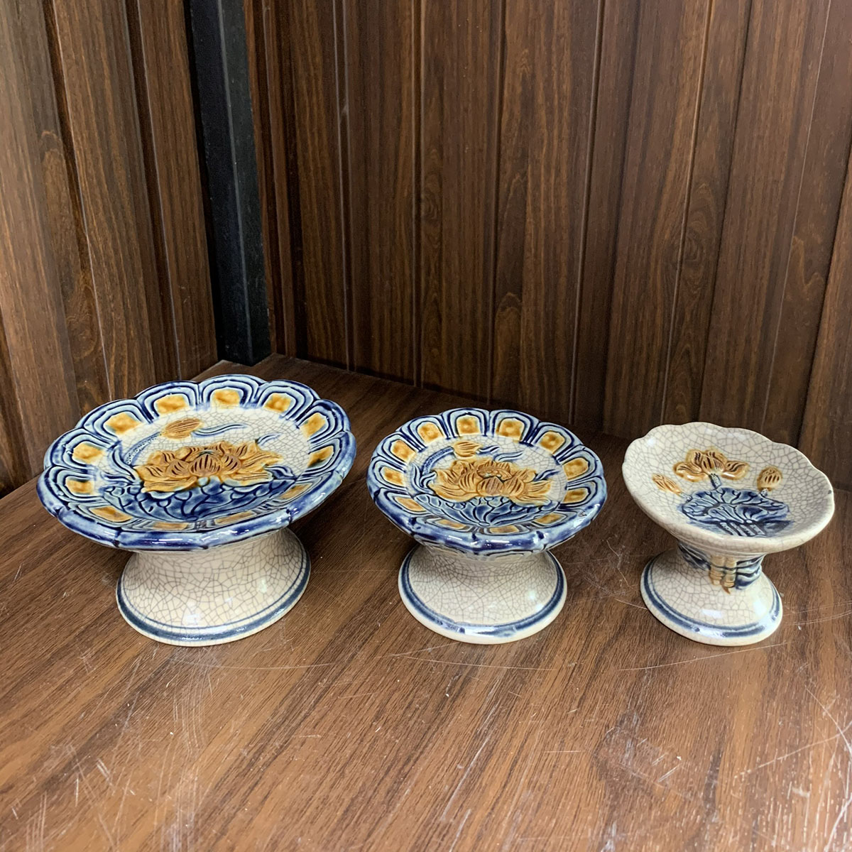 Chân nến men rạn Bát Tràng đắp nổi Trường Xuân sang trọng 