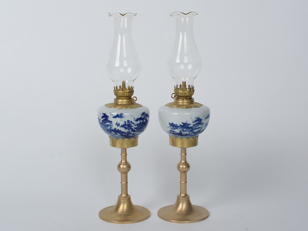 Đèn dầu men lam Bát Tràng sơn thủy hoa văn nổi bật 