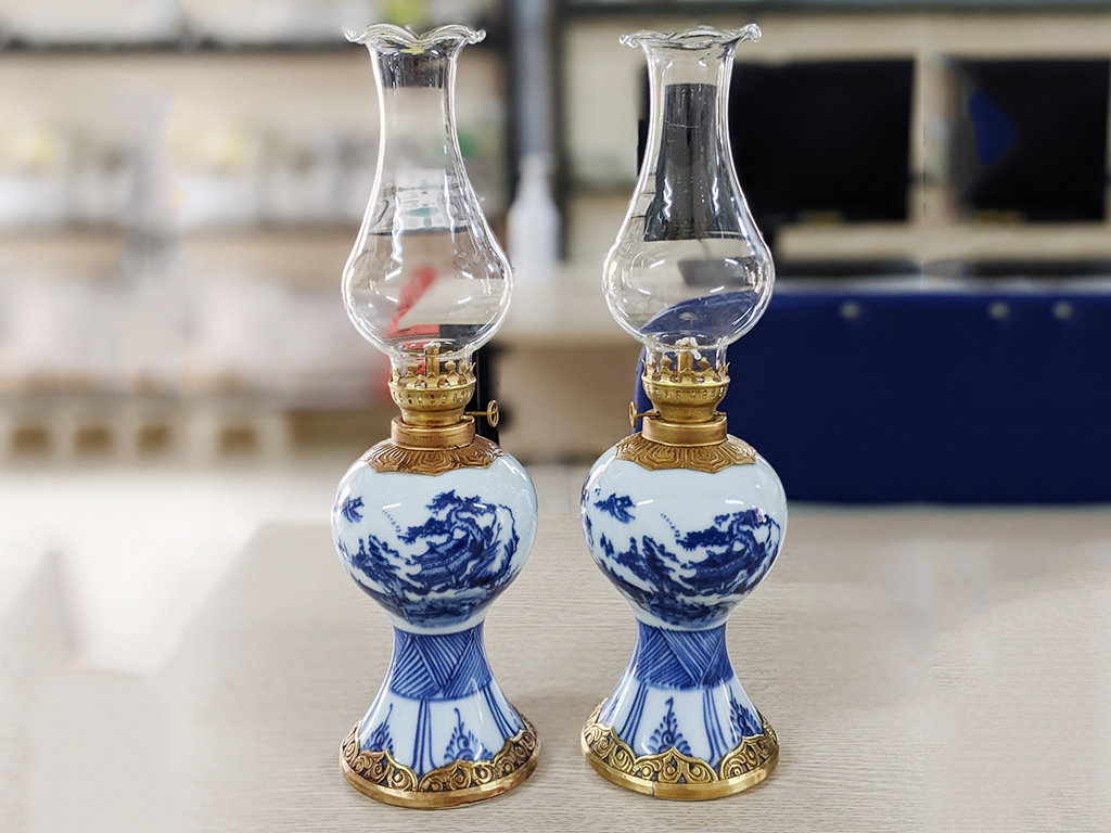 Đèn dầu men lam Bát Tràng chân váy sơn thủy tranh đẹp thờ 