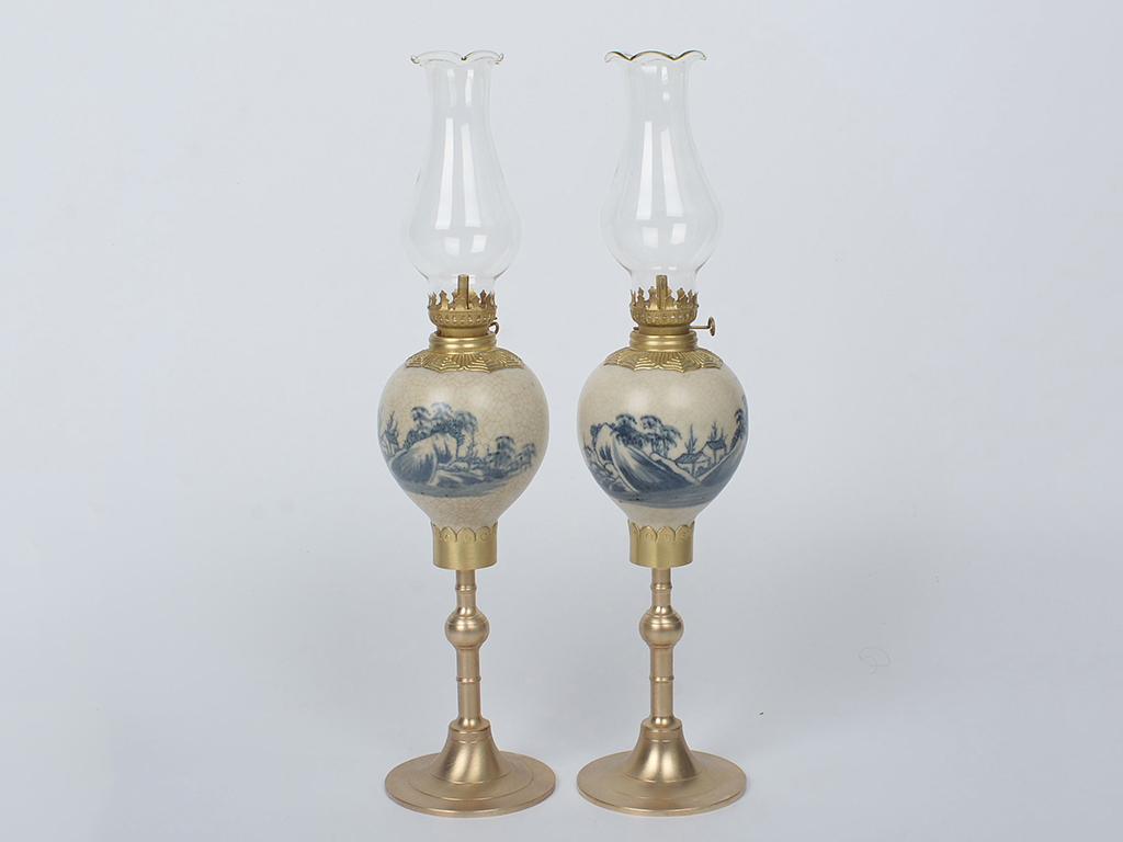 Đèn dầu men rạn Bát Tràng vẽ cảnh sơn thủy dáng quả lê 