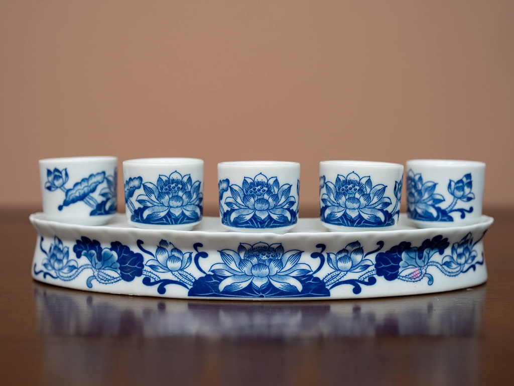 Kỷ chén rượu men lam Bát Tràng tinh xảo Vạn Phúc 