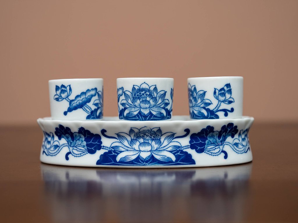 Kỷ chén rượu men lam 3 men Vạn Phúc Bát Tràng hoa sen xanh sang trọng 