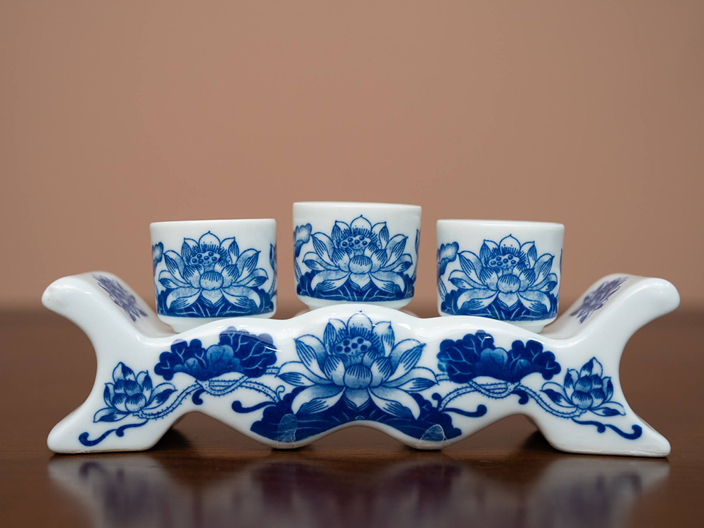 Kỷ chén rượu men lam Vạn Phúc Trường An sang trọng, độc đáo 