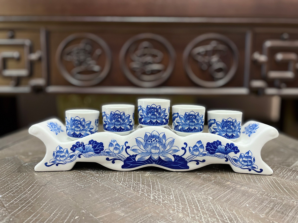 Kỷ chén rượu men lam Vạn Phúc Bát Tràng sang trọng độc đáo 