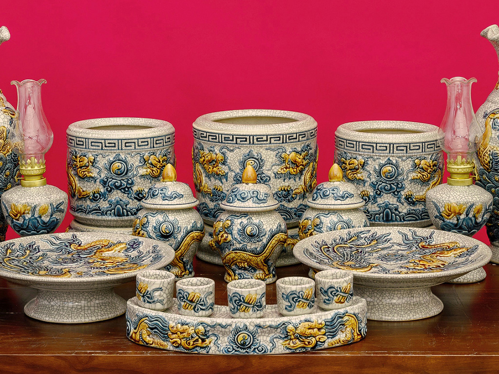 Bộ đồ thờ Bát Tràng Trường Xuân men rạn rồng đắp nổi chuẩn phong thủy Bộ đồ thờ Bát Tràng Trường Xuân men rạn rồng đắp nổi chuẩn phong thủy