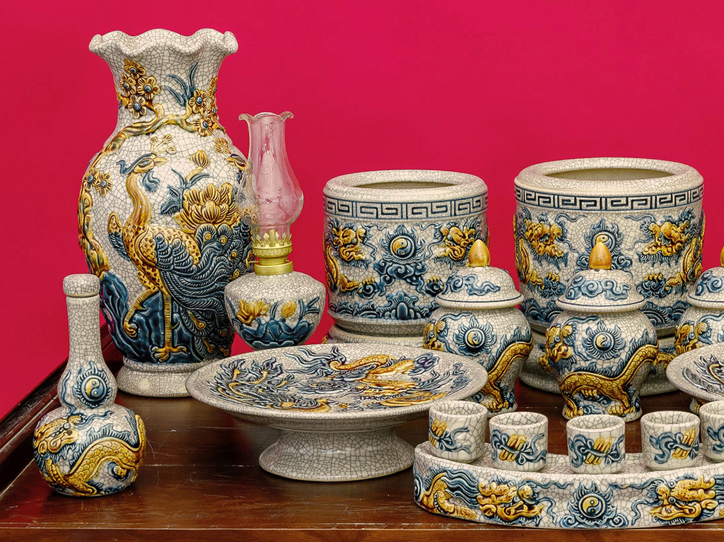 Bộ đồ thờ Bát Tràng Trường Xuân men rạn rồng đắp nổi chuẩn phong thủy Bộ đồ thờ Bát Tràng Trường Xuân men rạn rồng đắp nổi chuẩn phong thủy