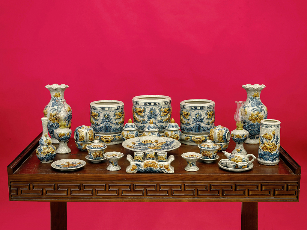 Bộ đồ thờ Bát Tràng men rạn đắp nổi rồng chuẩn 1m75 sang trọng Bộ đồ thờ Bát Tràng men rạn đắp nổi rồng chuẩn 1m75 sang trọng