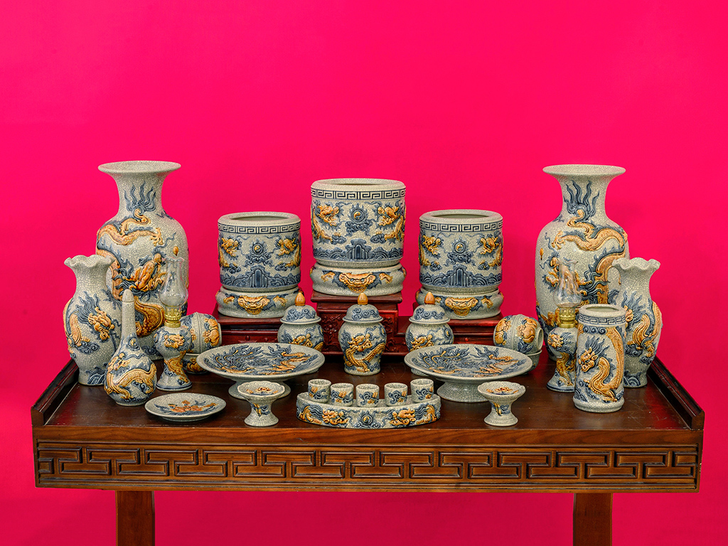 Bộ đồ thờ Bát Tràng men rạn đắp nổi rồng cao cấp ban thờ 1m97 