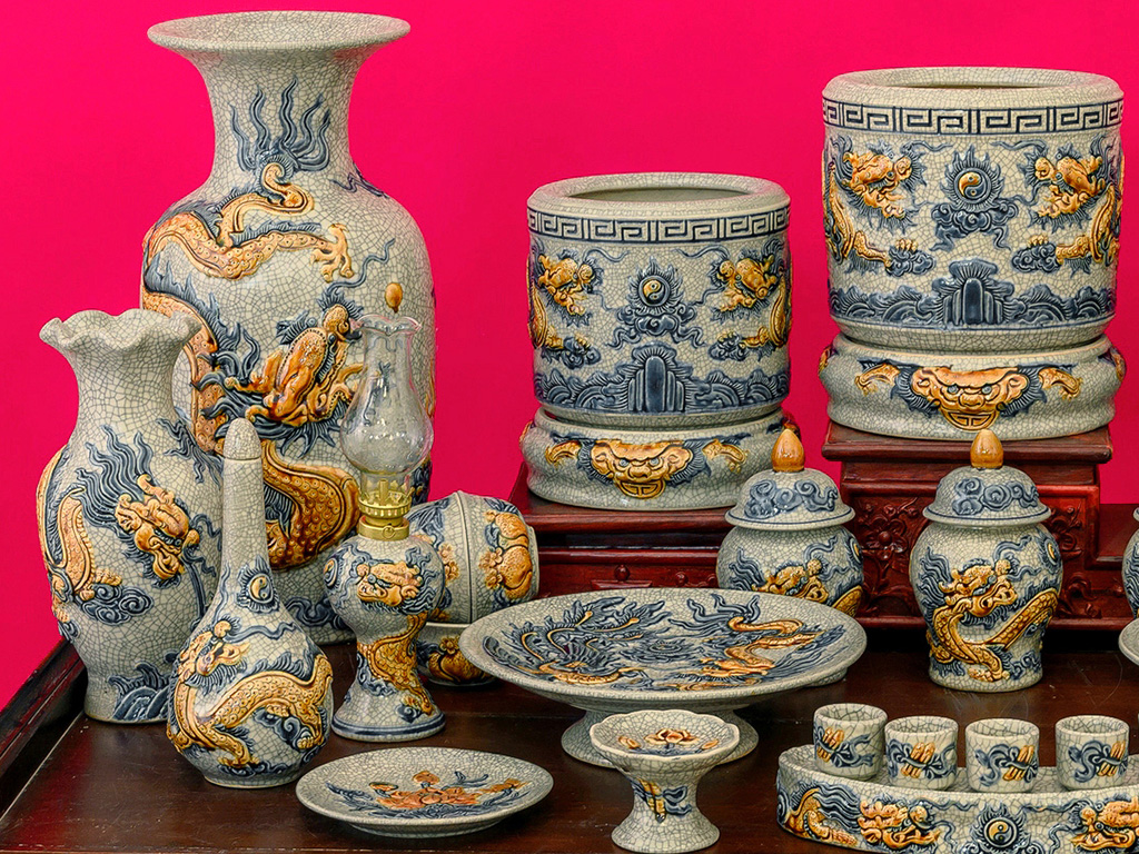 Bộ đồ thờ Bát Tràng men rạn đắp nổi rồng cao cấp ban thờ 1m97 Bộ đồ thờ Bát Tràng men rạn đắp nổi rồng cao cấp ban thờ 1m97