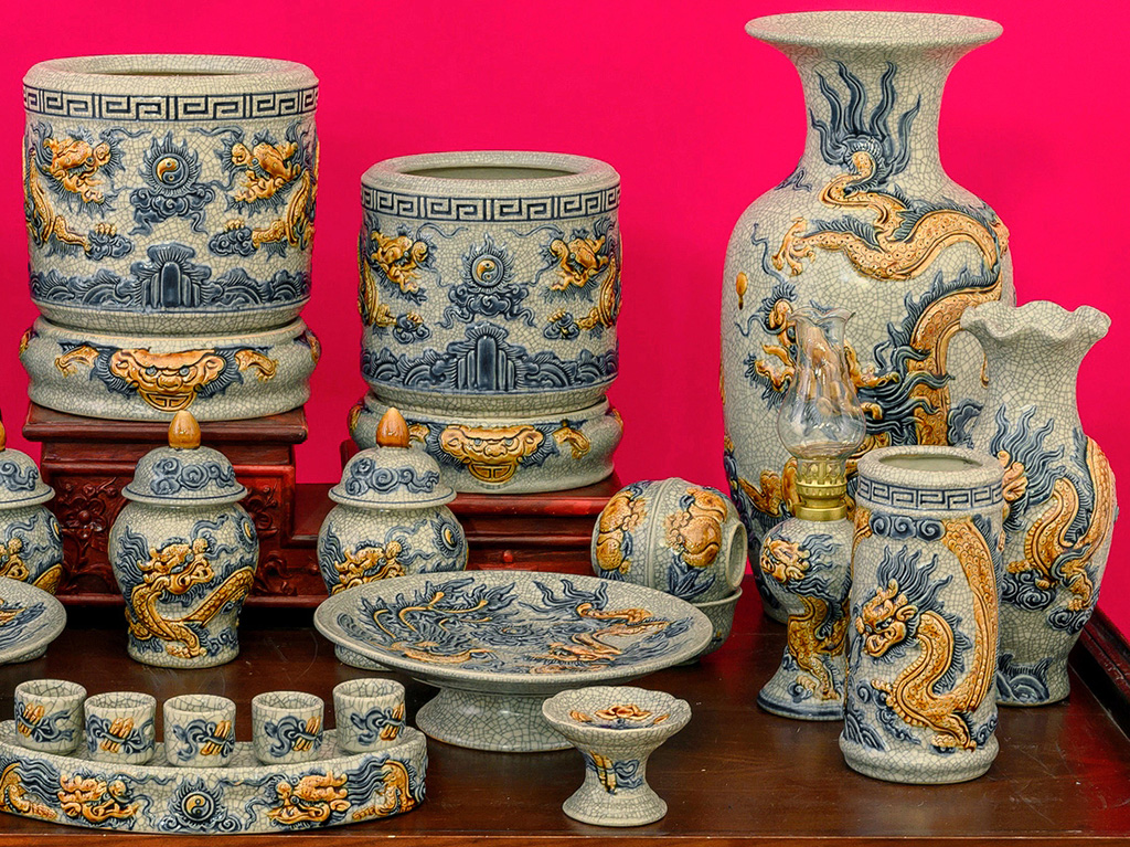 Bộ đồ thờ Bát Tràng men rạn đắp nổi rồng cao cấp ban thờ 1m97 Bộ đồ thờ Bát Tràng men rạn đắp nổi rồng cao cấp ban thờ 1m97