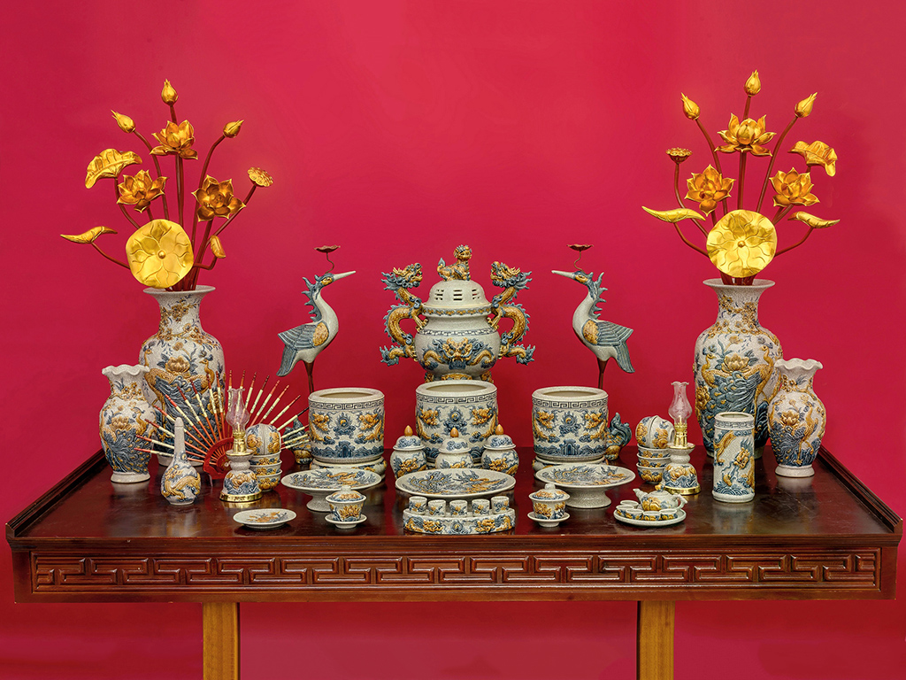 Bộ đồ thờ Bát Tràng Trường Xuân men rạn đắp nổi rồng sang trọng chuẩn 