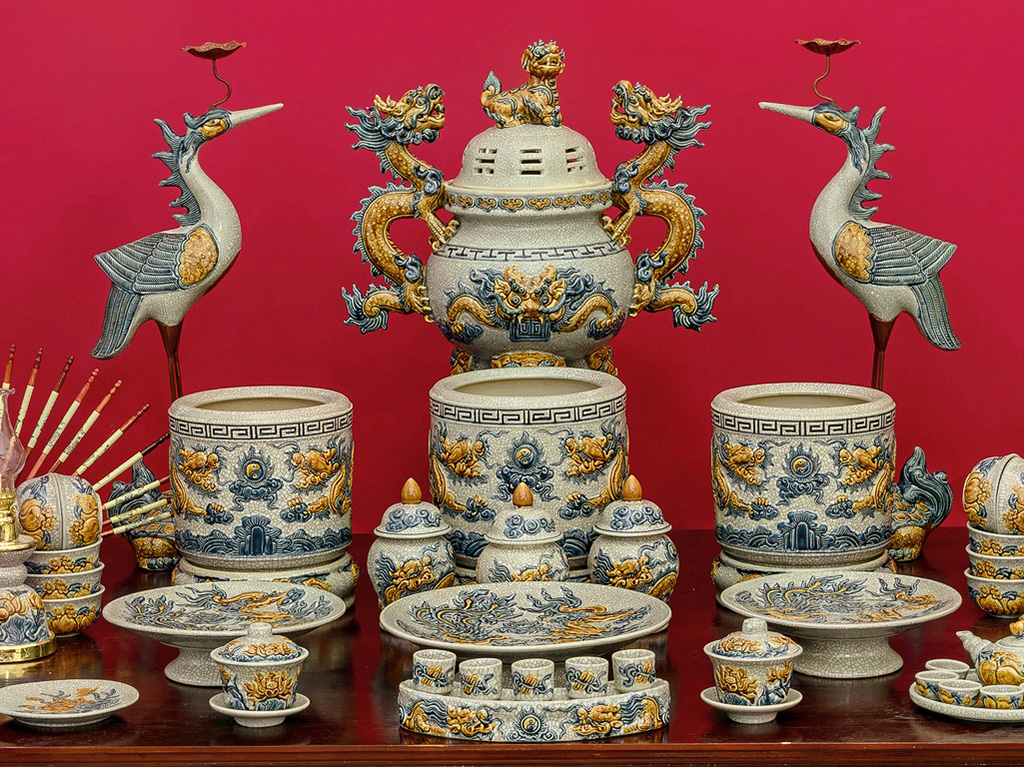 Bộ đồ thờ Bát Tràng Trường Xuân men rạn đắp nổi rồng sang trọng chuẩn