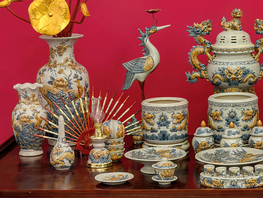 Bộ đồ thờ Bát Tràng Trường Xuân men rạn đắp nổi rồng sang trọng chuẩn