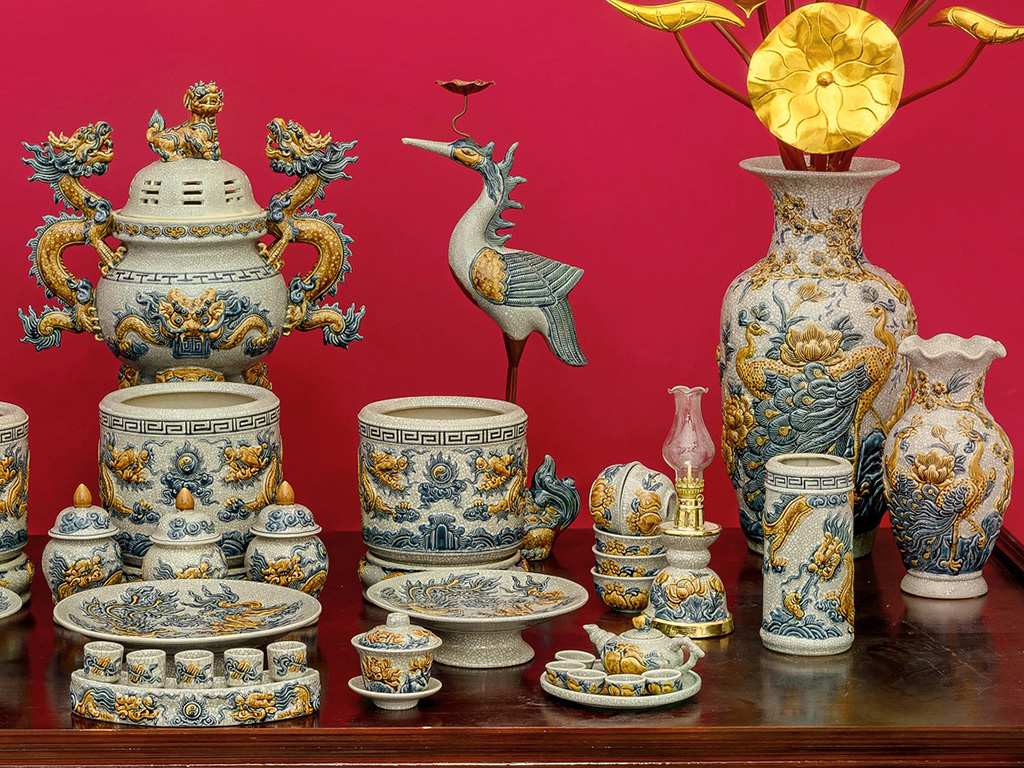 Bộ đồ thờ Bát Tràng Trường Xuân men rạn đắp nổi rồng sang trọng chuẩn