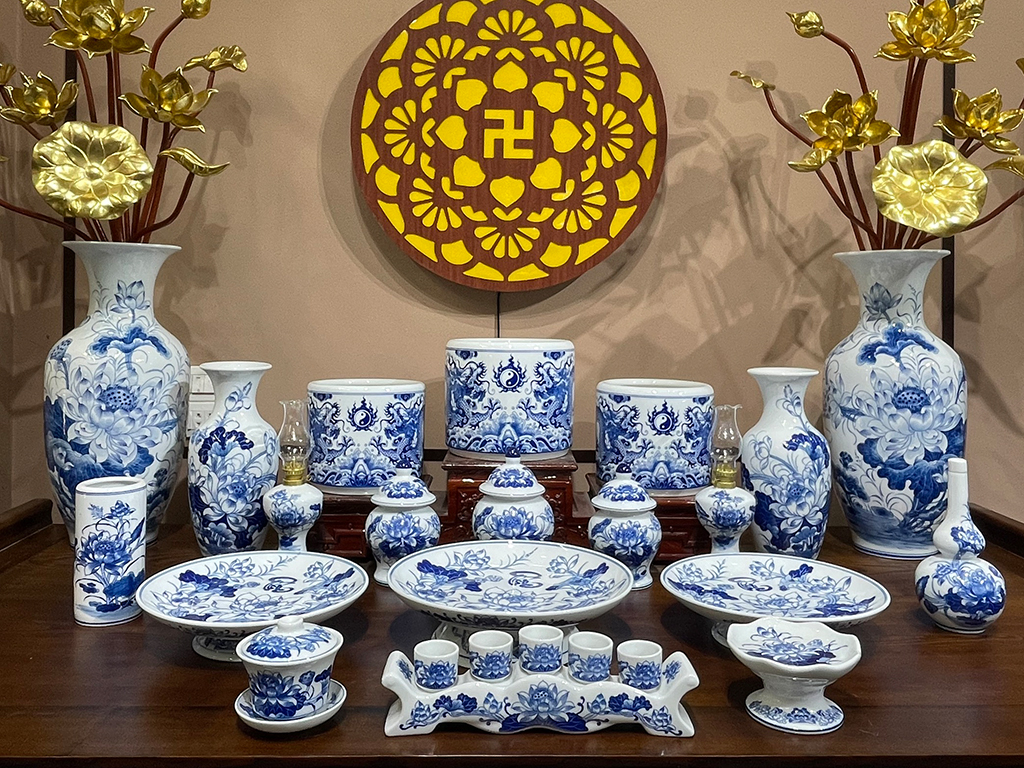 Bộ đồ thờ Bát Tràng men lam cao cấp cho ban thờ 2m17 sang trọng