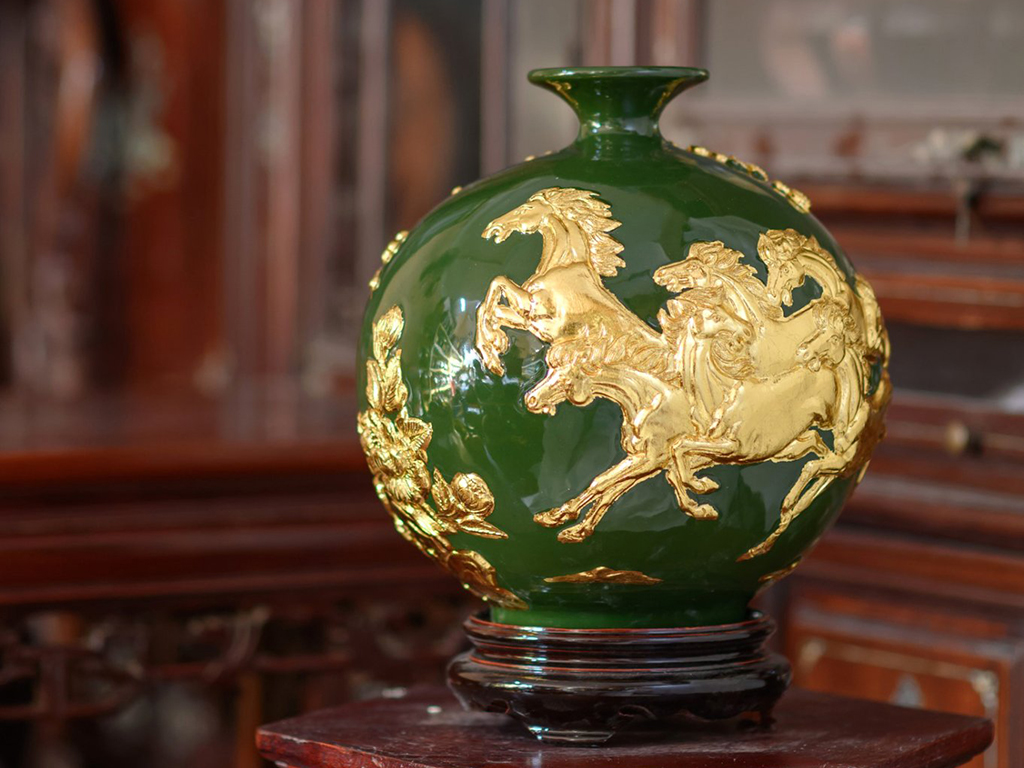 Bình hút lộc Mã Đáo Thành Công dát vàng đắp nổi phong thủy mệnh Mộc 