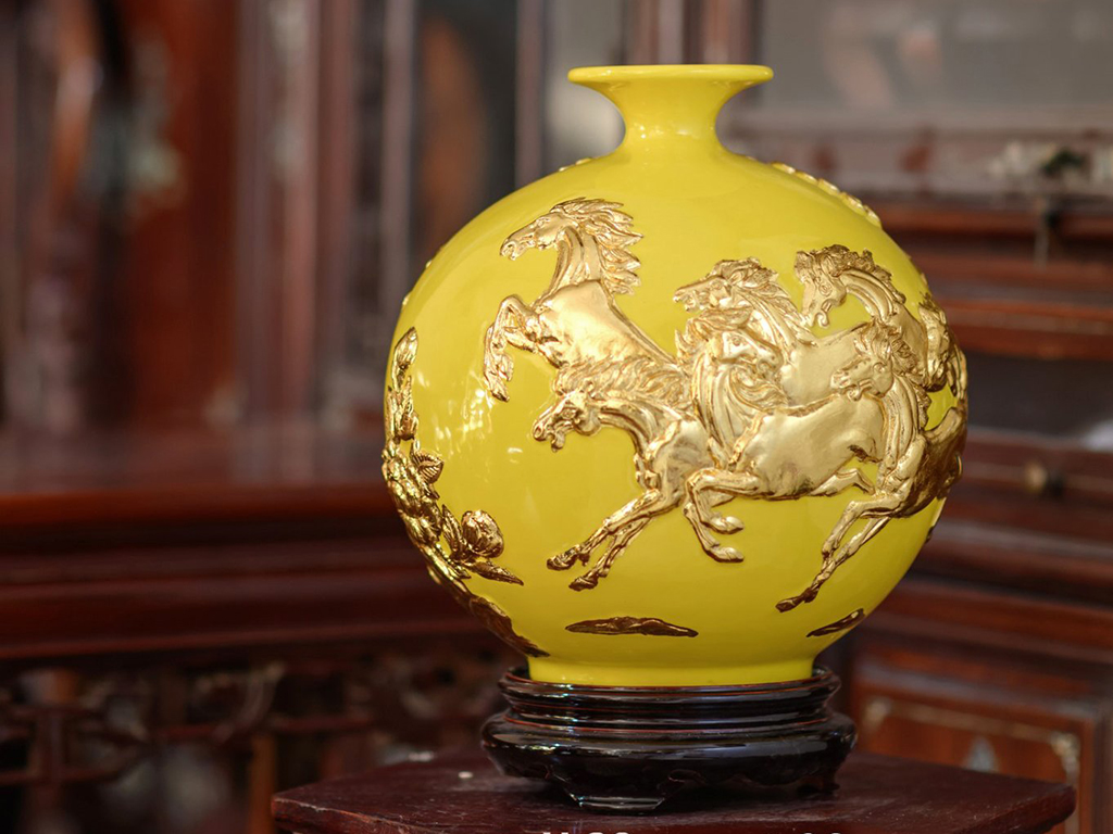 Bình hút tài lộc mệnh Kim dát vàng Mã Đáo Thành Công phong thủy 