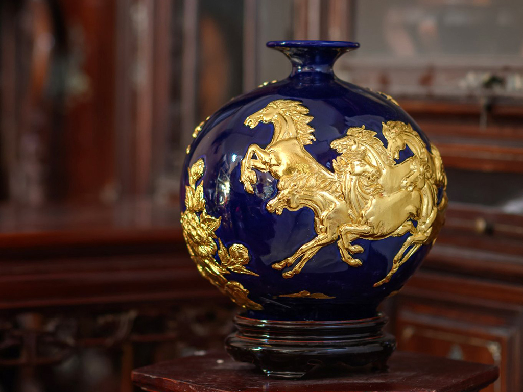 Bình hút tài lộc Mệnh Thủy dát vàng Mã Đáo Thành Công sang trọng 