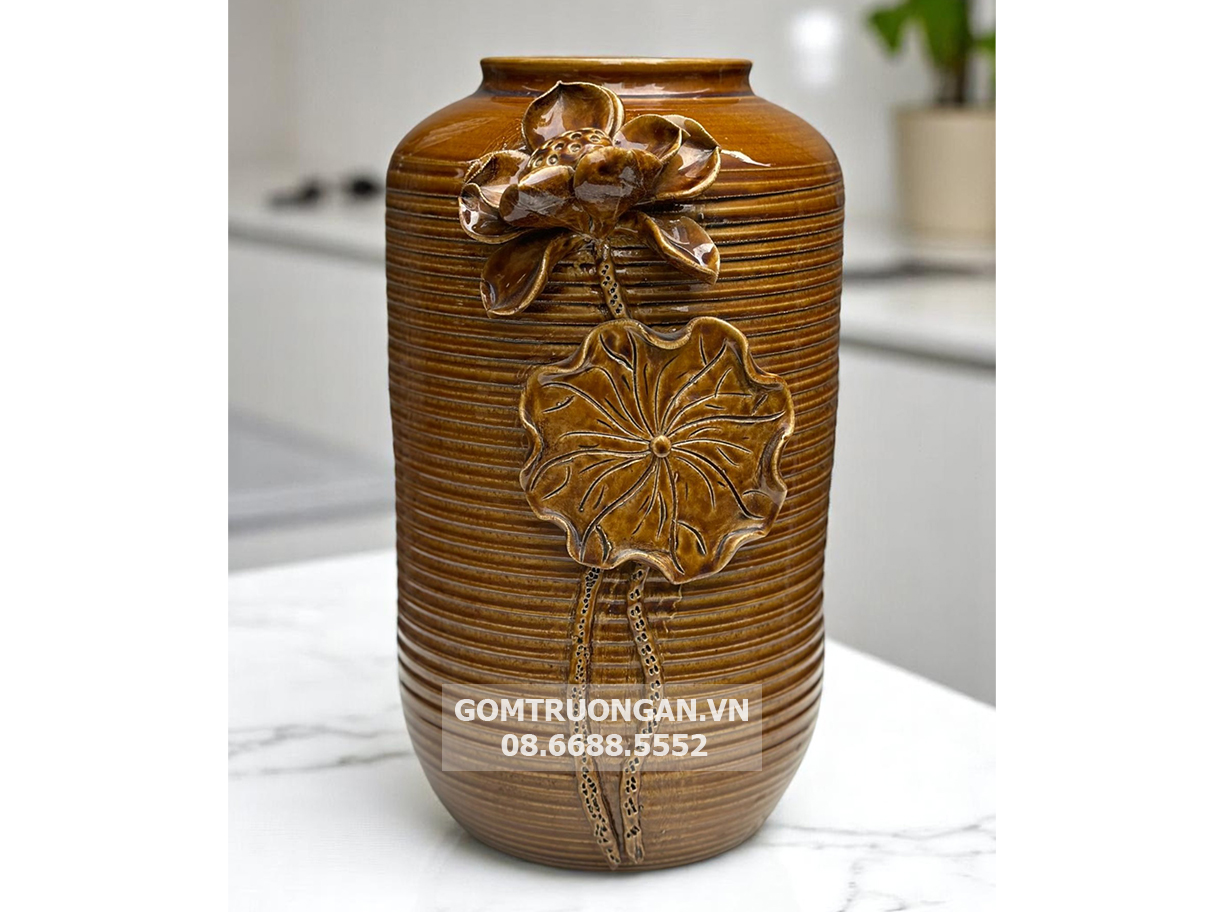 Lọ gốm Bát Tràng men hoàng thổ đắp nổi hoa sen thủ công sang trọng 