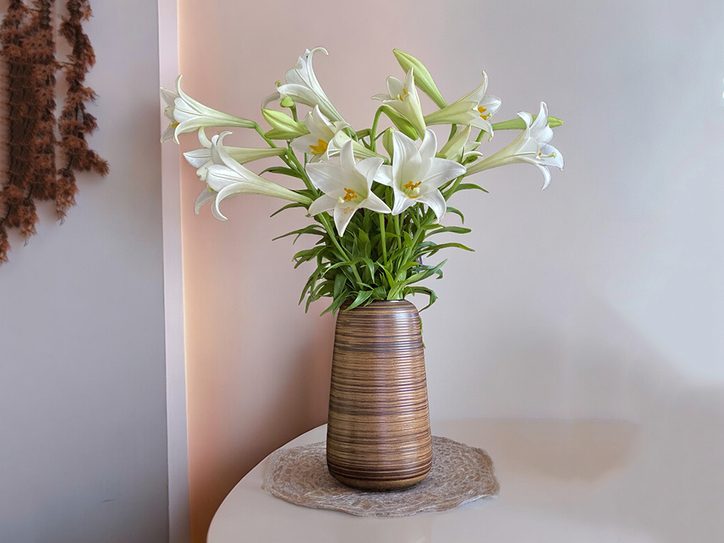 Bình hoa mộc nâu 26cm đẹp sang cắm hoa ly tươi tắn 