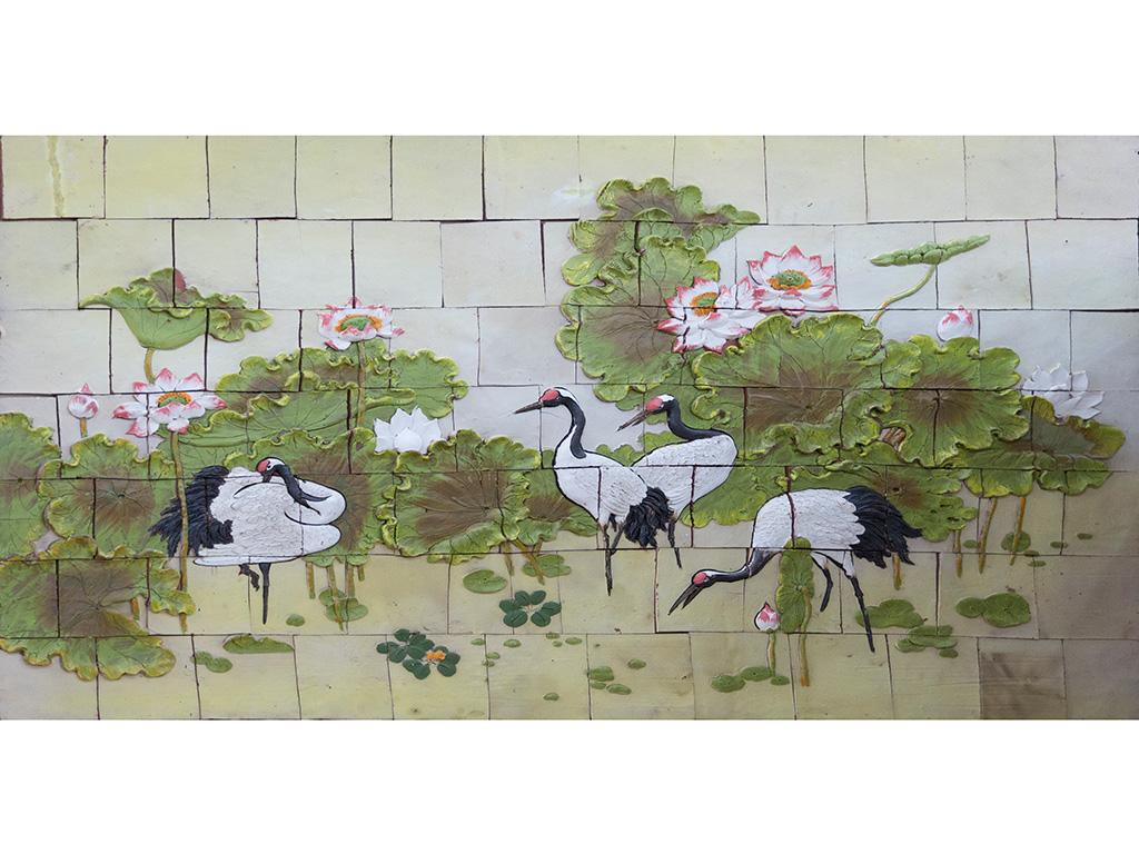 Tranh gốm ốp tường Sen hạc Bát Tràng đẹp sang trọng trang trí nhà
