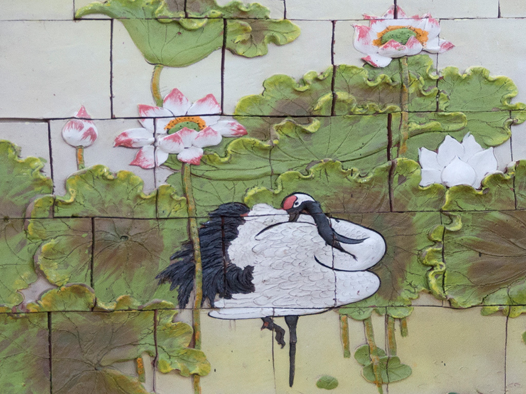 Tranh gốm ốp tường Sen hạc Bát Tràng đẹp sang trọng trang trí nhà