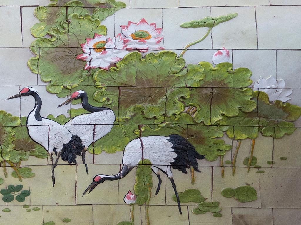 Tranh gốm ốp tường Sen hạc Bát Tràng đẹp sang trọng trang trí nhà