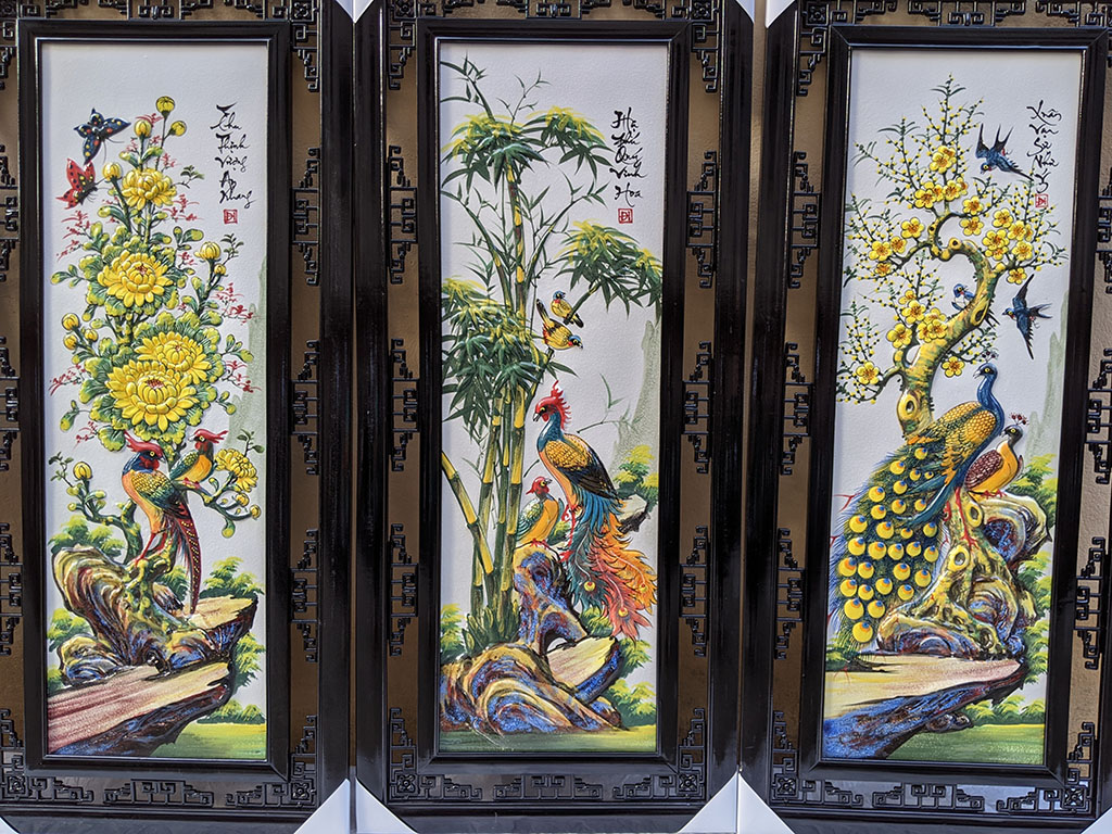 Tranh tứ quý Bát Tràng men màu phong thủy tùng cúc trúc mai Tranh tứ quý Bát Tràng men màu phong thủy tùng cúc trúc mai