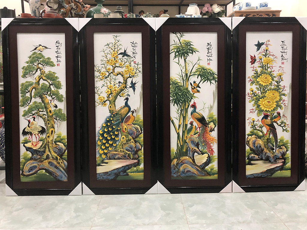 Tranh tứ quý men màu đắp nổi Bát Tràng Tùng Cúc Trúc Mai đẹp sang trọng hút tài lộc 116x55cm Tranh tứ quý men màu đắp nổi Bát Tràng Tùng Cúc Trúc Mai đẹp sang trọng hút tài lộc 116x55cm