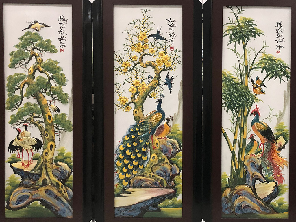 Tranh tứ quý men màu đắp nổi Bát Tràng Tùng Cúc Trúc Mai đẹp sang trọng hút tài lộc 116x55cm Tranh tứ quý men màu đắp nổi Bát Tràng Tùng Cúc Trúc Mai đẹp sang trọng hút tài lộc 116x55cm