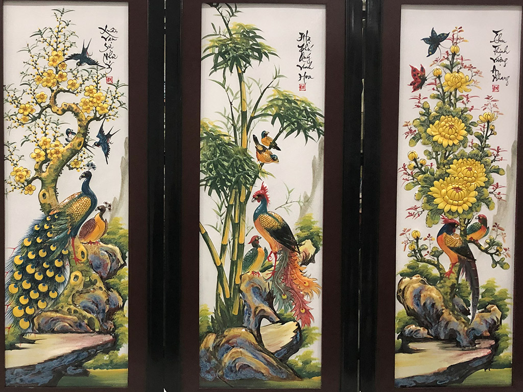 Tranh tứ quý men màu đắp nổi Bát Tràng Tùng Cúc Trúc Mai đẹp sang trọng hút tài lộc 116x55cm Tranh tứ quý men màu đắp nổi Bát Tràng Tùng Cúc Trúc Mai đẹp sang trọng hút tài lộc 116x55cm