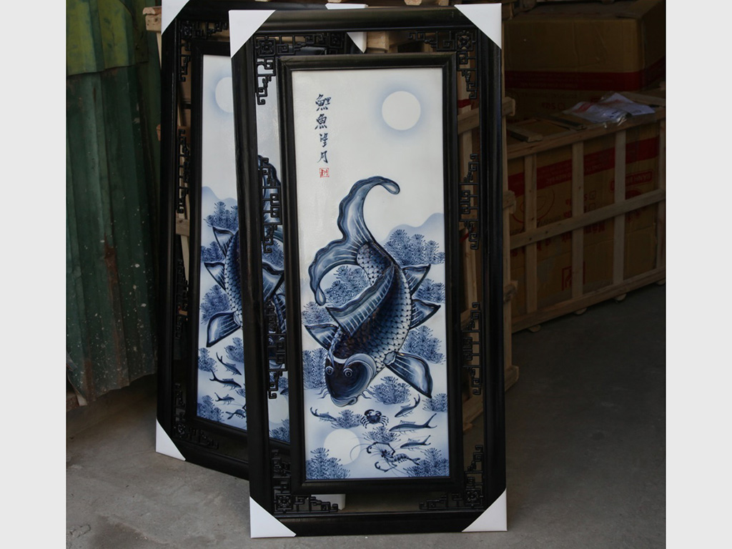 Tranh cá chép trông trăng men lam 1m x 50cm phong thủy đẹp