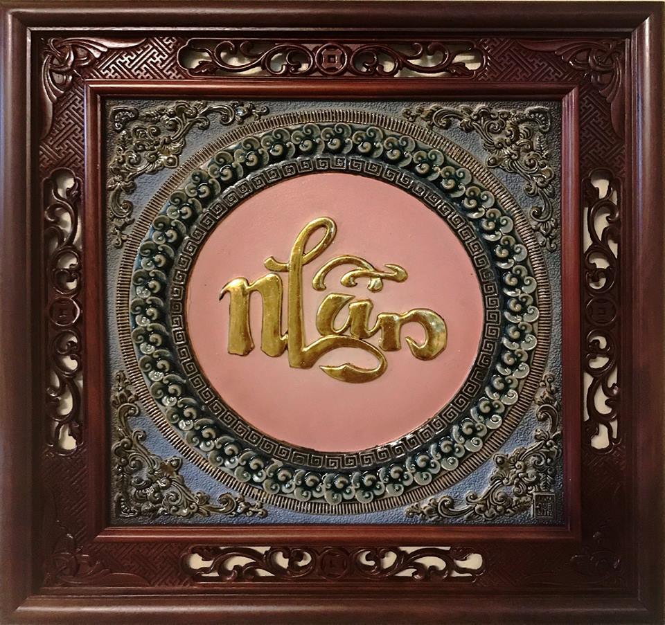 Tranh sứ đắp nổi chữ Nhẫn dát vàng sang trọng bền đẹp Bát Tràng Tranh sứ đắp nổi chữ Nhẫn dát vàng sang trọng bền đẹp Bát Tràng