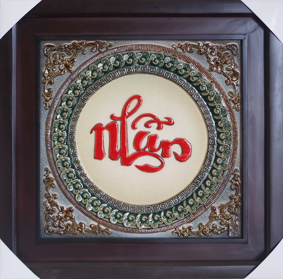 Tranh sứ đắp nổi chữ Nhẫn khung gỗ thông sang trọng bền đẹp